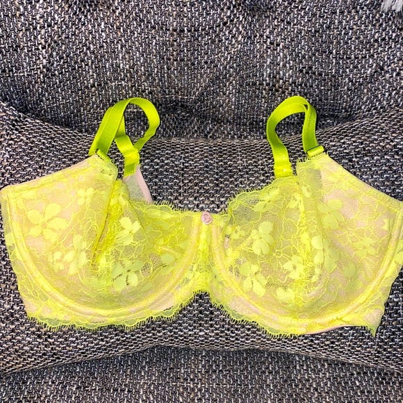 Victoria’s Secret very sexy lace bra 34DD - Picture 1 of 9